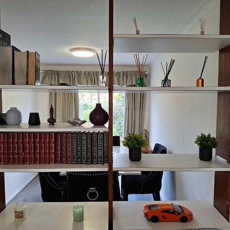 Nicely Decorated 3 Bedroom House Near Heathrow, London Staines-upon-Thames Екстериор снимка