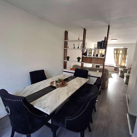 Nicely Decorated 3 Bedroom House Near Heathrow, London Staines-upon-Thames Екстериор снимка