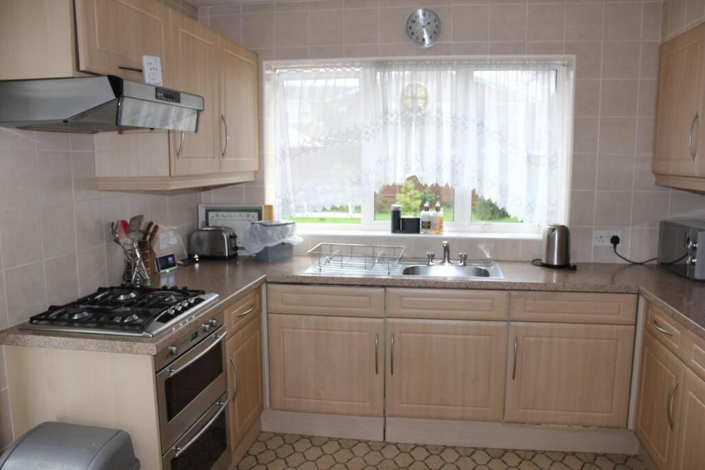 Nicely Decorated 3 Bedroom House Near Heathrow, London Staines-upon-Thames Екстериор снимка