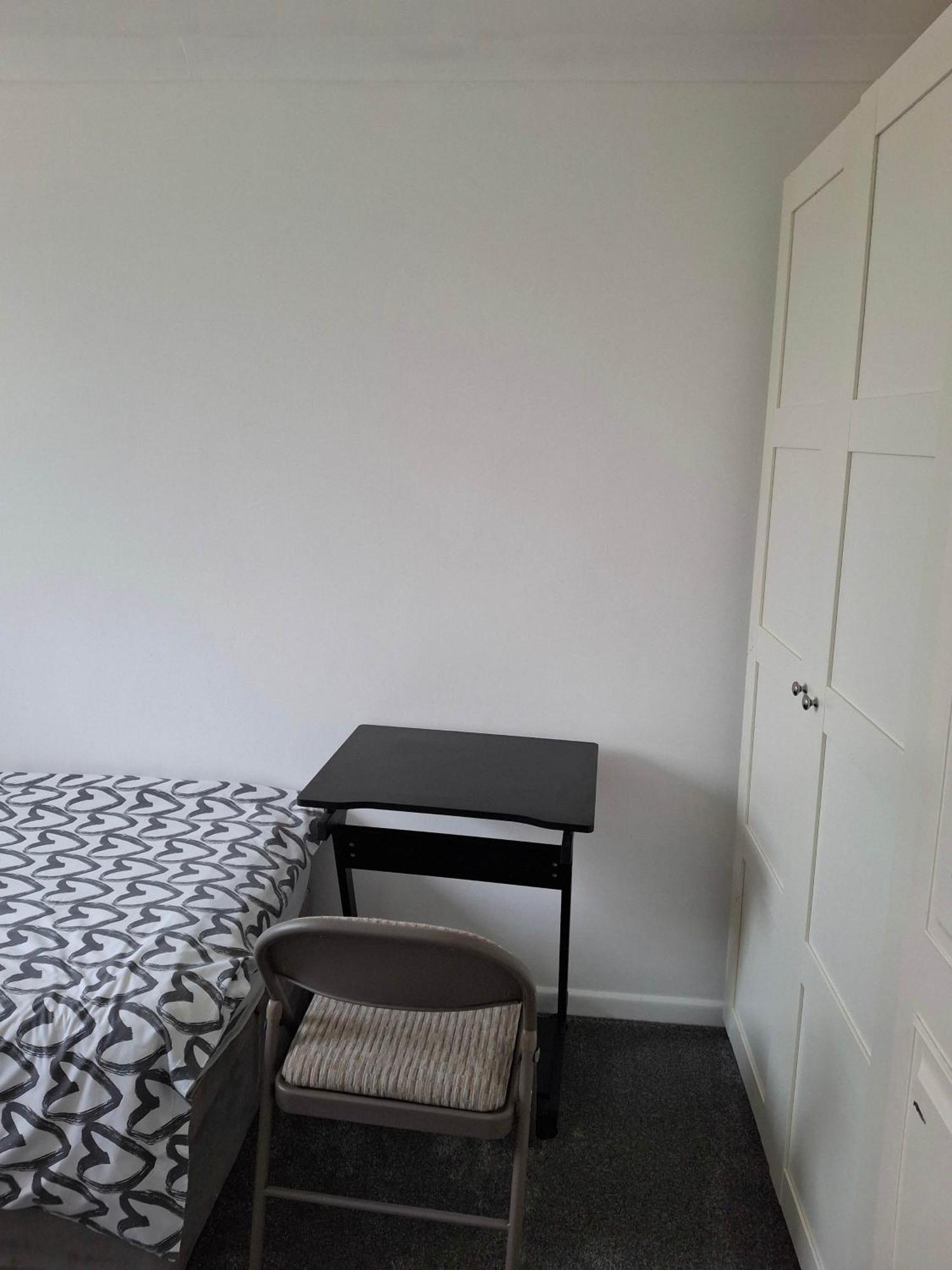 Nicely Decorated 3 Bedroom House Near Heathrow, London Staines-upon-Thames Екстериор снимка