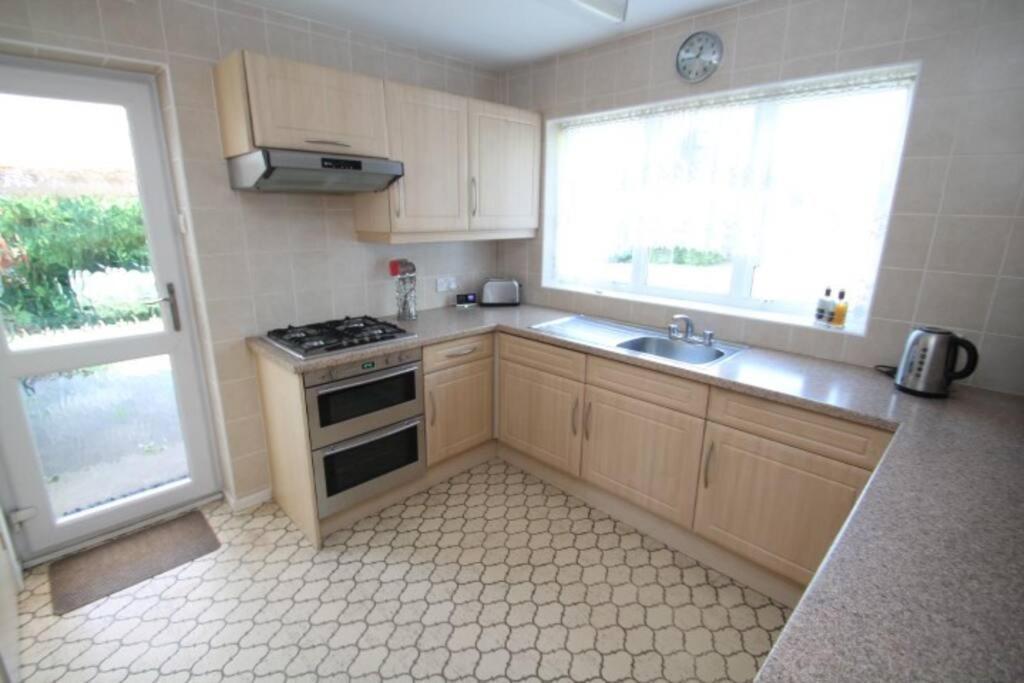 Nicely Decorated 3 Bedroom House Near Heathrow, London Staines-upon-Thames Екстериор снимка