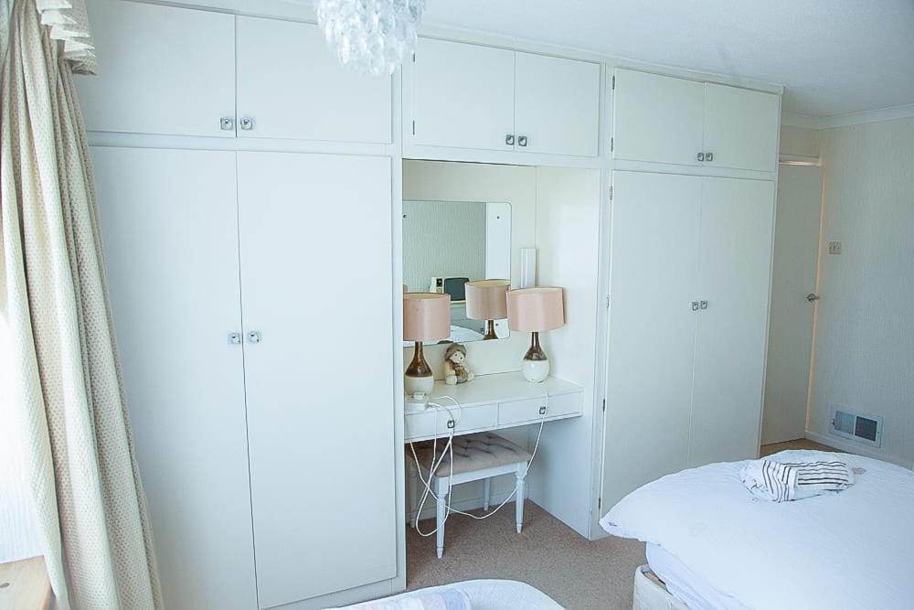 Nicely Decorated 3 Bedroom House Near Heathrow, London Staines-upon-Thames Екстериор снимка