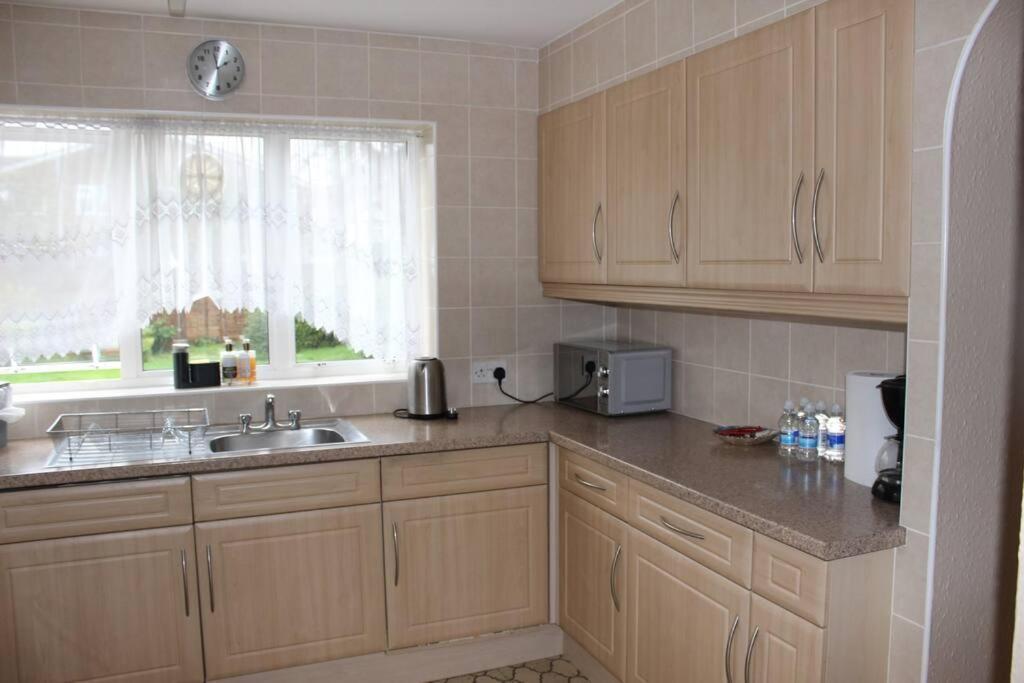 Nicely Decorated 3 Bedroom House Near Heathrow, London Staines-upon-Thames Екстериор снимка