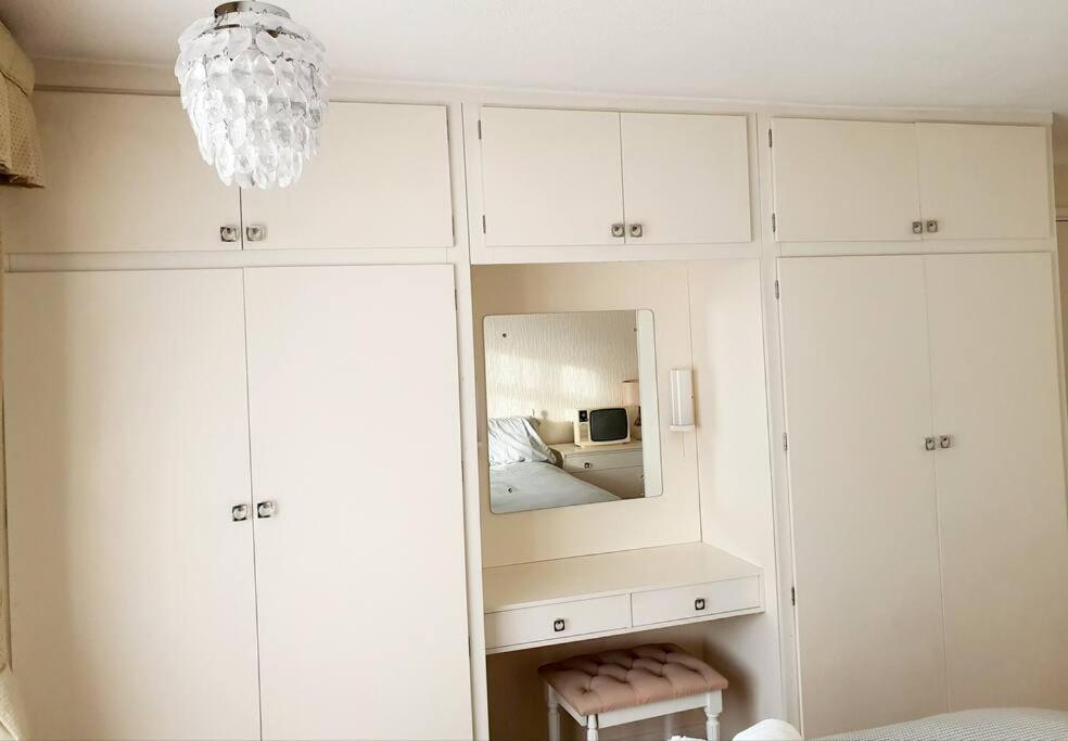 Nicely Decorated 3 Bedroom House Near Heathrow, London Staines-upon-Thames Екстериор снимка