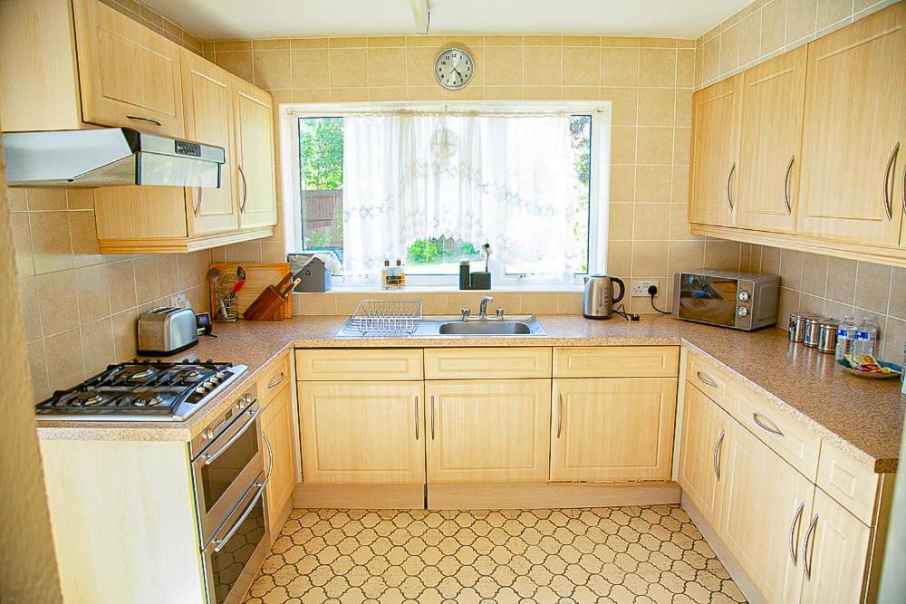 Nicely Decorated 3 Bedroom House Near Heathrow, London Staines-upon-Thames Екстериор снимка