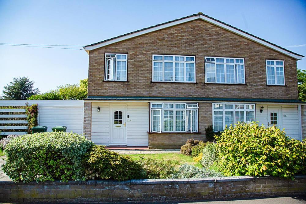 Nicely Decorated 3 Bedroom House Near Heathrow, London Staines-upon-Thames Екстериор снимка