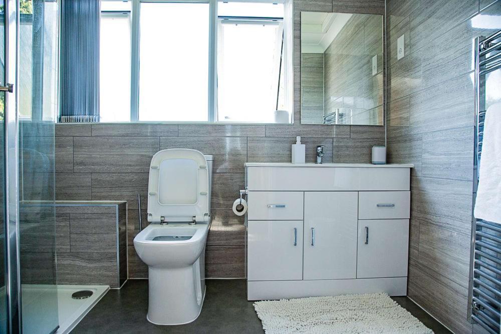 Nicely Decorated 3 Bedroom House Near Heathrow, London Staines-upon-Thames Екстериор снимка
