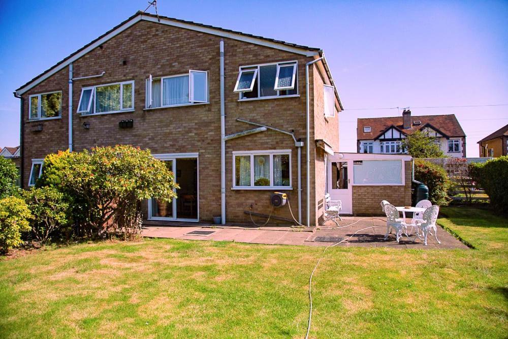 Nicely Decorated 3 Bedroom House Near Heathrow, London Staines-upon-Thames Екстериор снимка