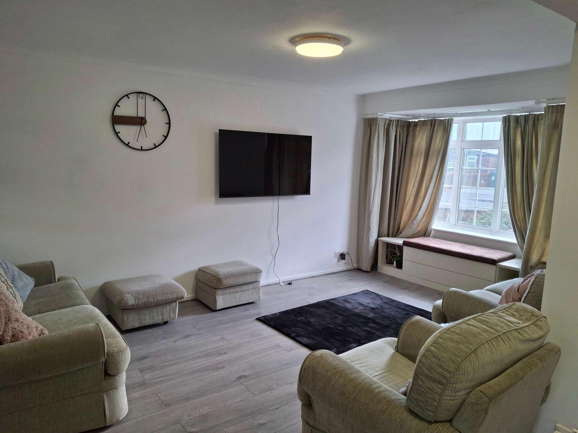 Nicely Decorated 3 Bedroom House Near Heathrow, London Staines-upon-Thames Екстериор снимка