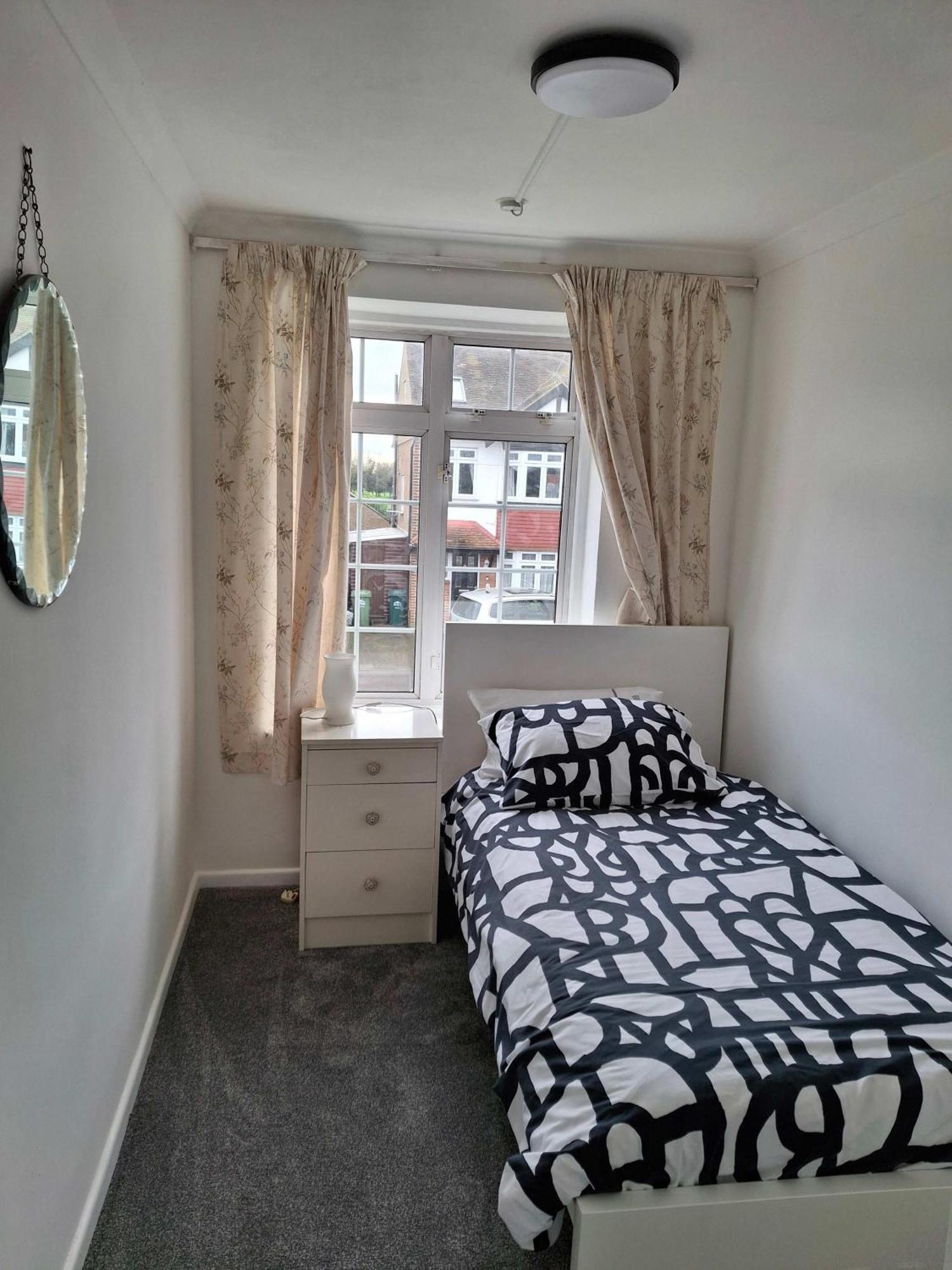Nicely Decorated 3 Bedroom House Near Heathrow, London Staines-upon-Thames Екстериор снимка