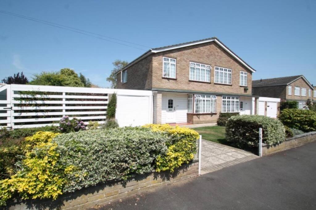 Nicely Decorated 3 Bedroom House Near Heathrow, London Staines-upon-Thames Екстериор снимка