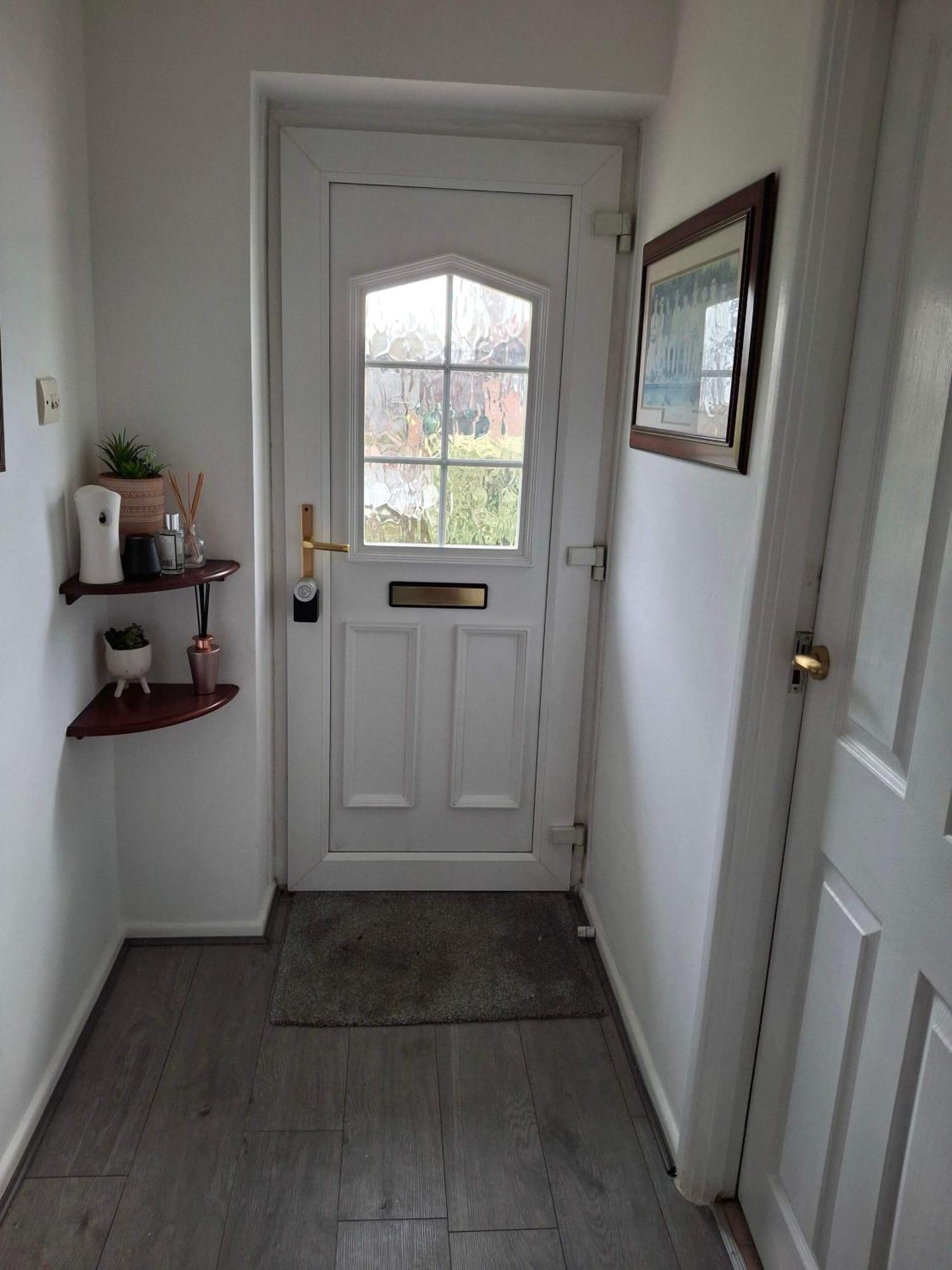 Nicely Decorated 3 Bedroom House Near Heathrow, London Staines-upon-Thames Екстериор снимка