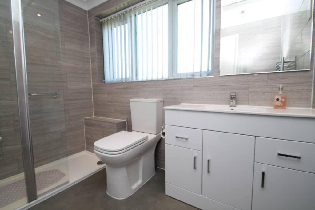 Nicely Decorated 3 Bedroom House Near Heathrow, London Staines-upon-Thames Екстериор снимка