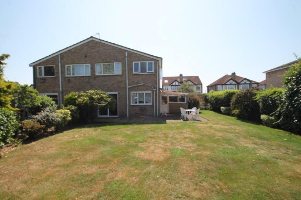 Nicely Decorated 3 Bedroom House Near Heathrow, London Staines-upon-Thames Екстериор снимка