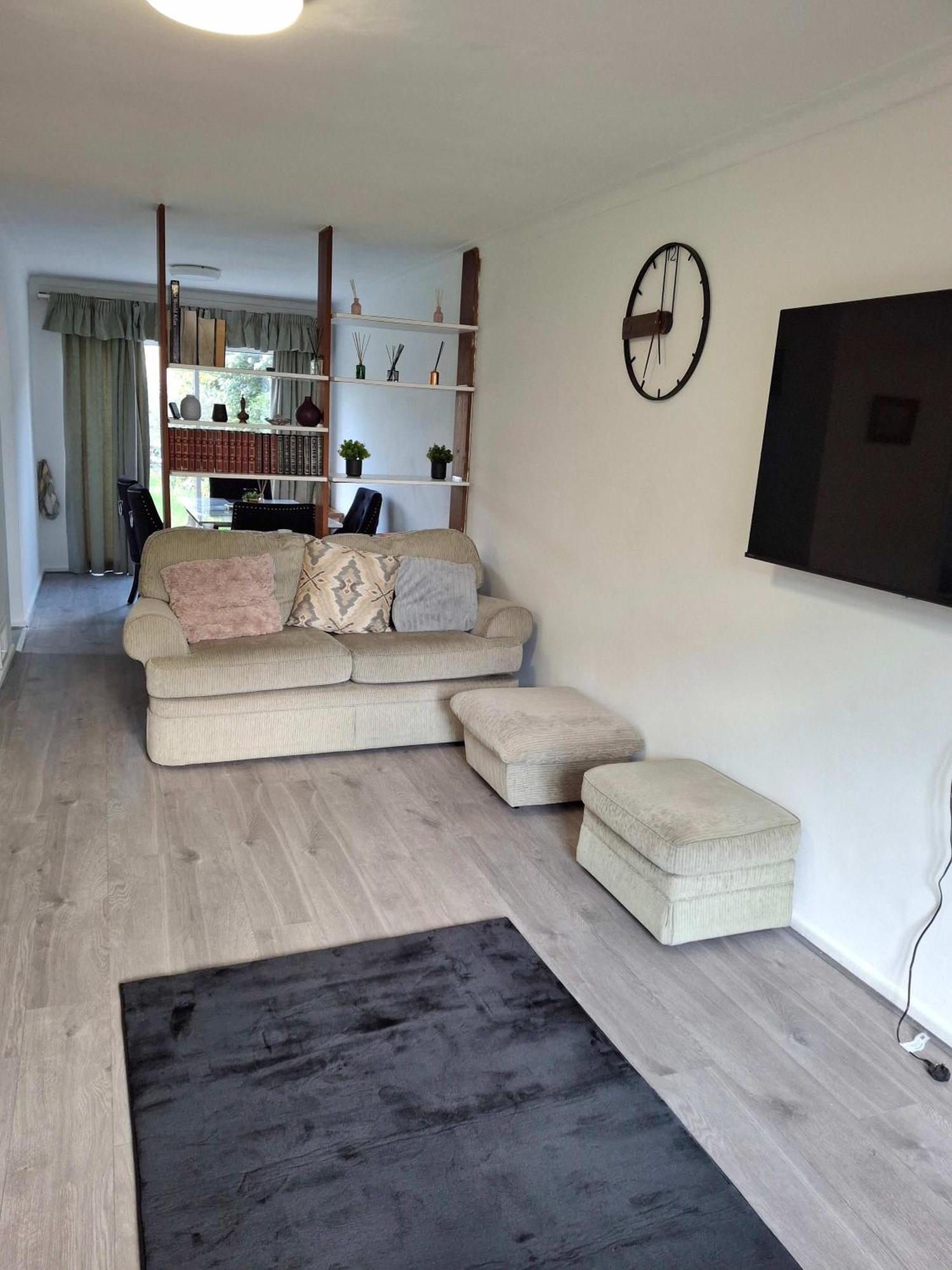 Nicely Decorated 3 Bedroom House Near Heathrow, London Staines-upon-Thames Екстериор снимка